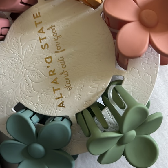 Altar’d State Flower hair clips Set of 5 clips - Picture 2 of 2